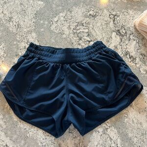 LULULEMON NAVY HOTTY HOT SHORT 2.5” SIZE 4
